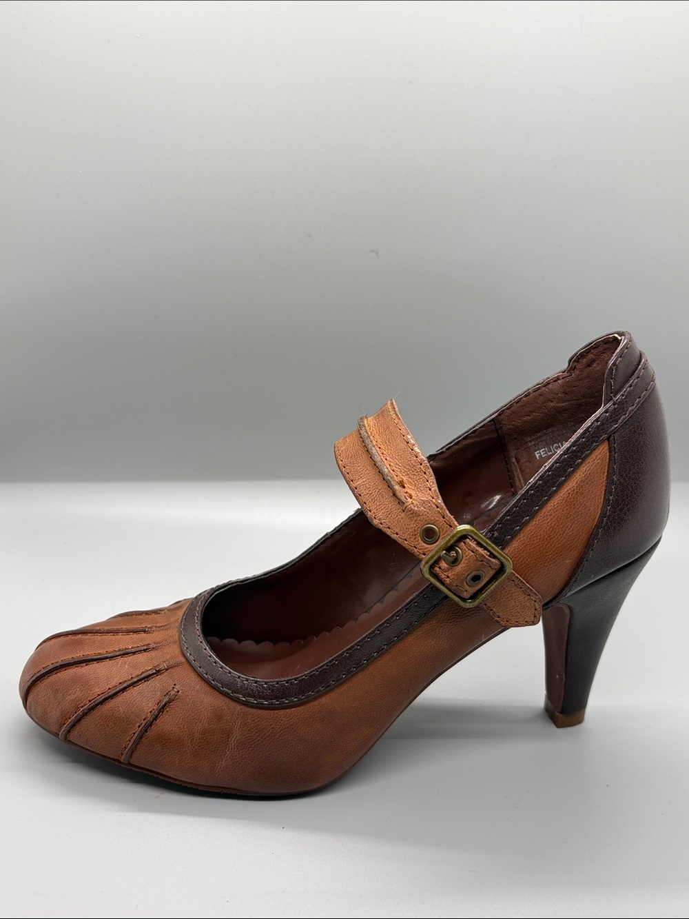 Crown Vintage Two-Tone Tan and Dark Brown Mary Jane Heels - Picture 8 of 11